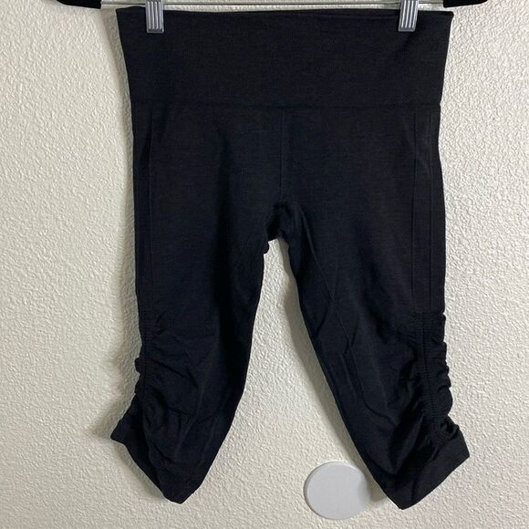 Lululemon- black Capri Rouched pants- Size 4 - Picture 1 of 7